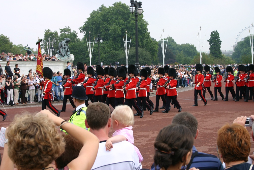 2005-09-10-London-086-changing-of-the-Guards.JPG