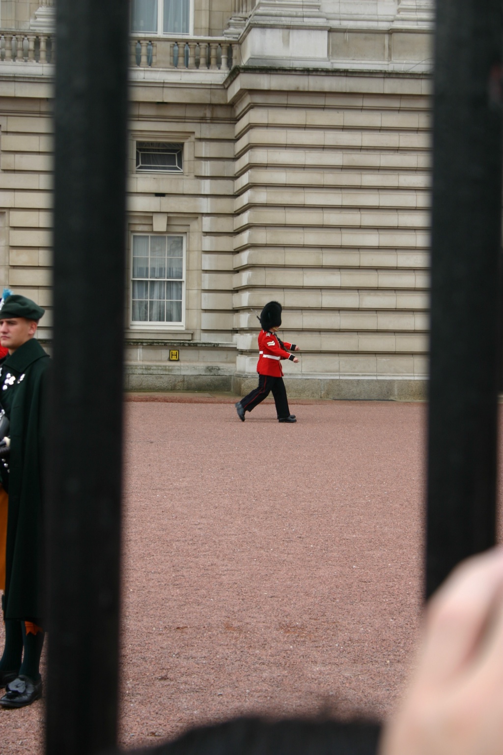 2005-09-10-London-102-changing-of-the-Guards.JPG