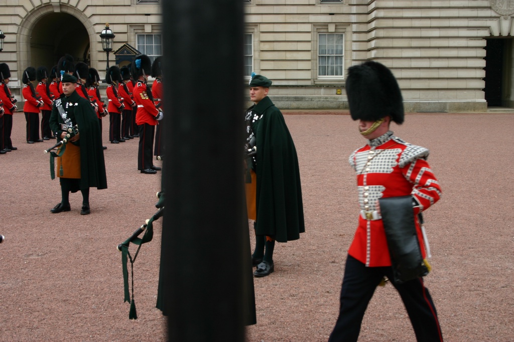 2005-09-10-London-105-changing-of-the-Guards.JPG