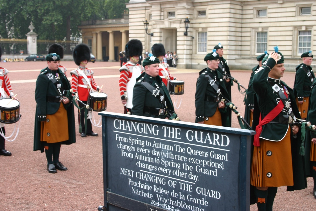 2005-09-10-London-125-changing-of-the-Guards.JPG