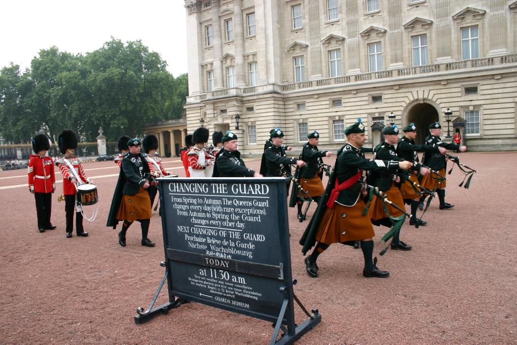 2005-09-10-London-128-changing-of-the-Guards.JPG