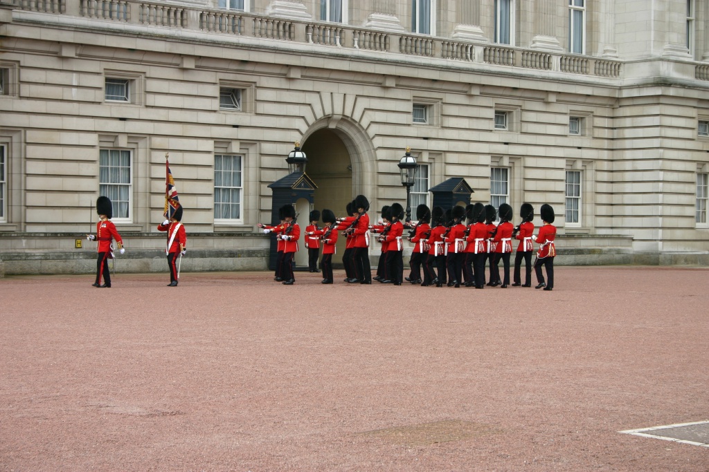 2005-09-10-London-135-changing-of-the-Guards.JPG