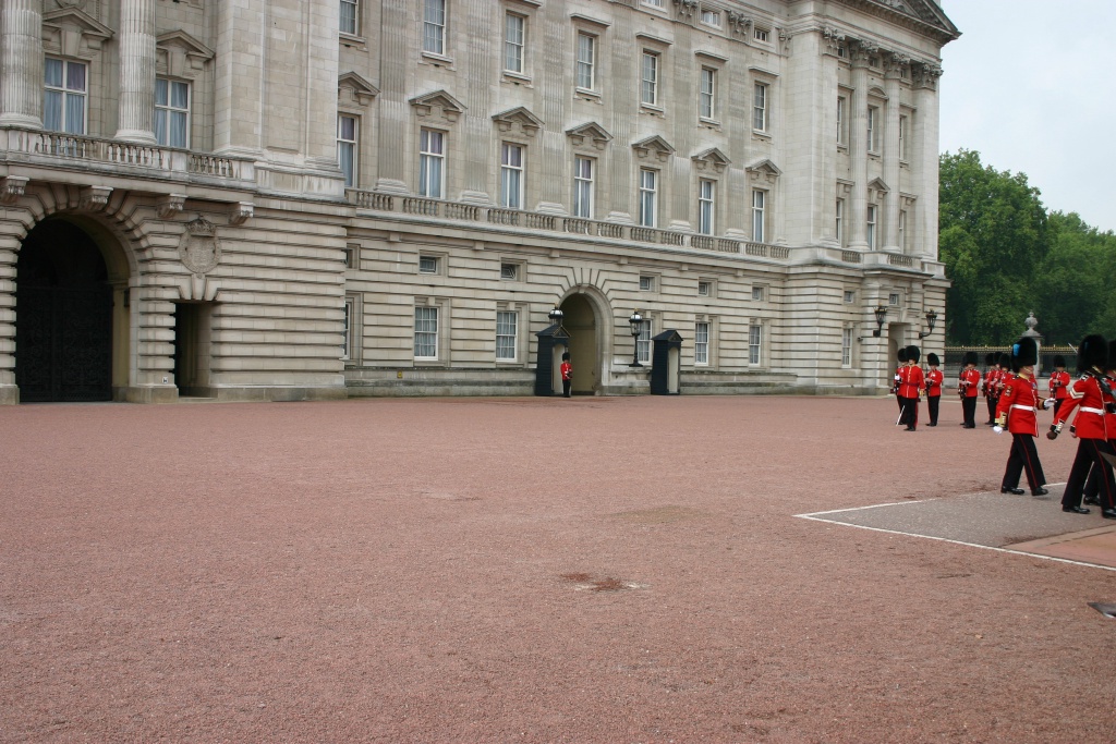 2005-09-10-London-145-changing-of-the-Guards.JPG