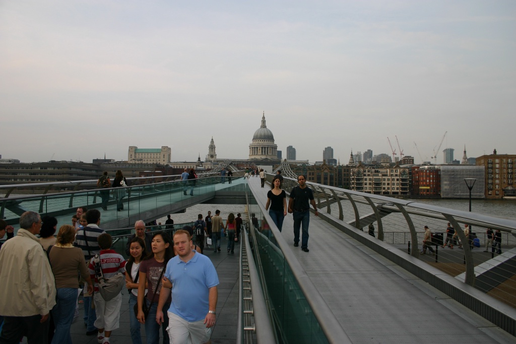 2005/09(September)/London/1024x768_2005-09-10-London-224-walkway.JPG