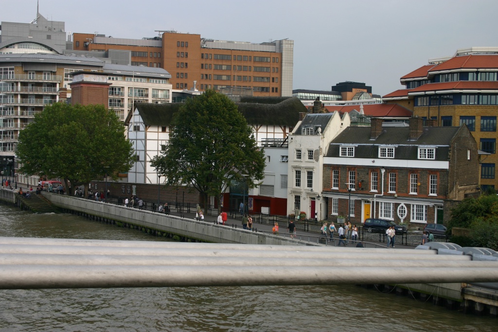 2005/09(September)/London/1024x768_2005-09-10-London-225-walkway.JPG