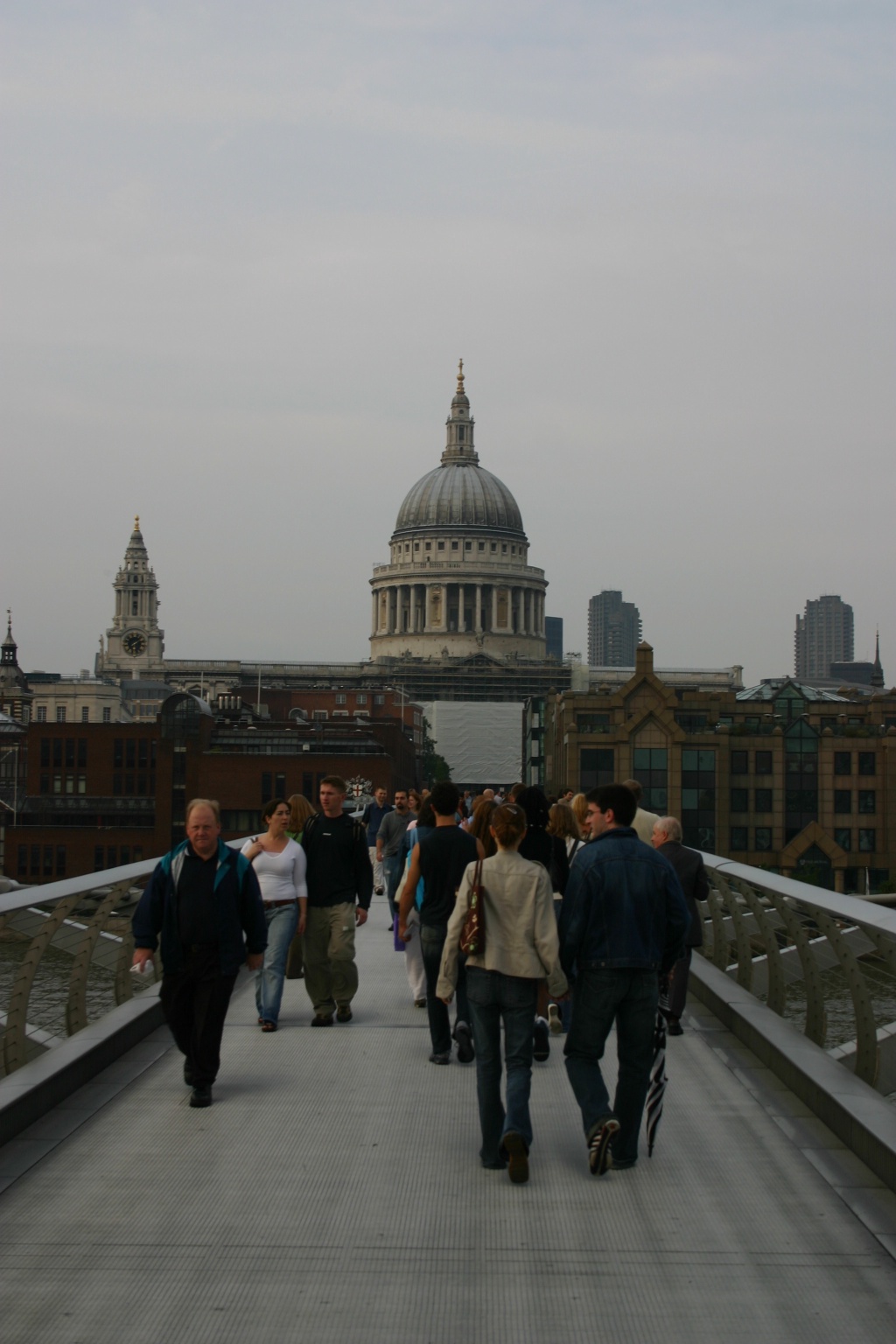 2005/09(September)/London/1024x768_2005-09-10-London-227-walkway.JPG