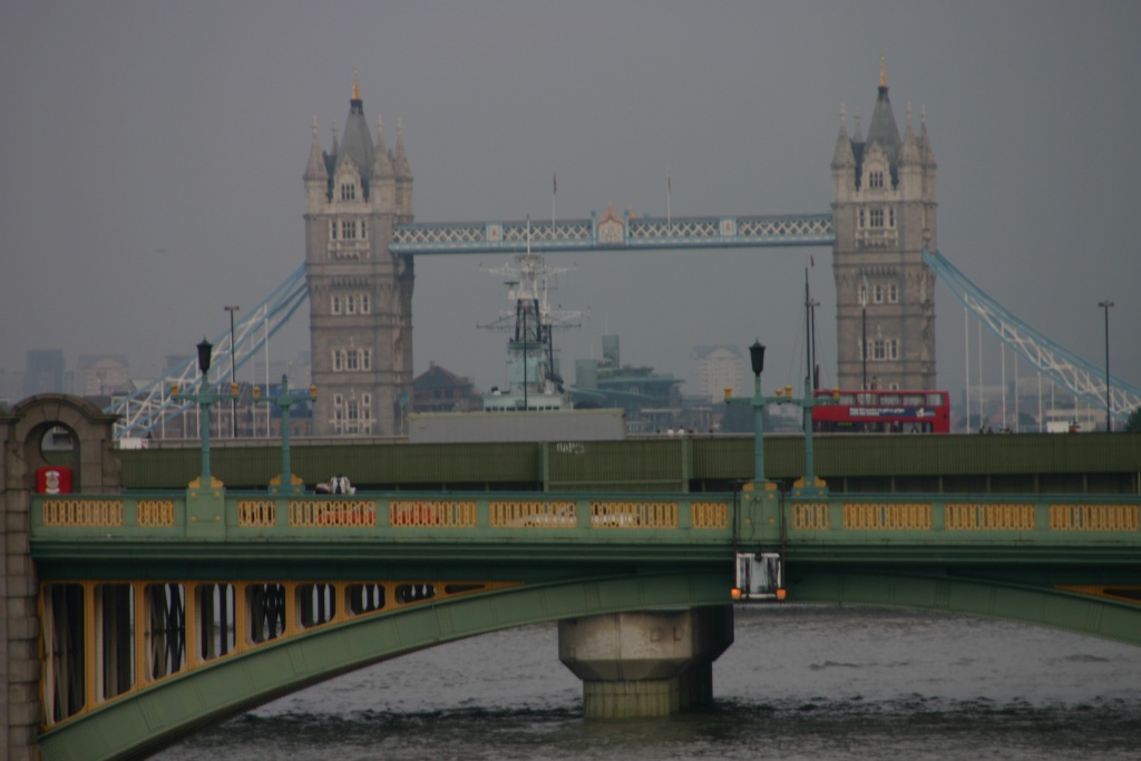 2005/09(September)/London/1024x768_2005-09-10-London-230-London-Bridge.JPG