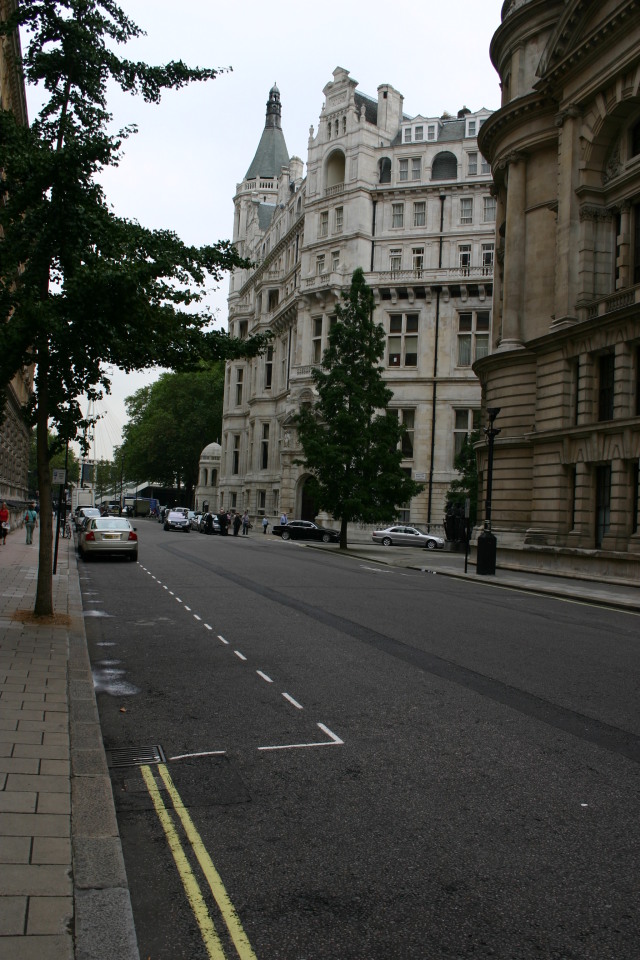 2005-09-06-London-22-Royal-HorseGuards-hotel.JPG