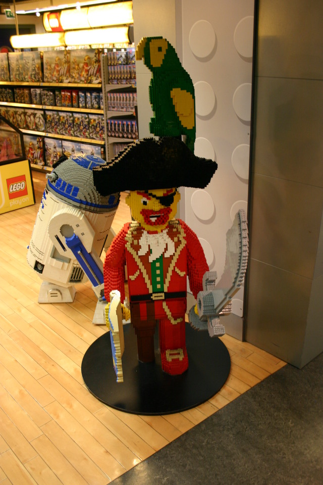 2005-09-08-London-08-Hamleys-toy-store-legos.JPG
