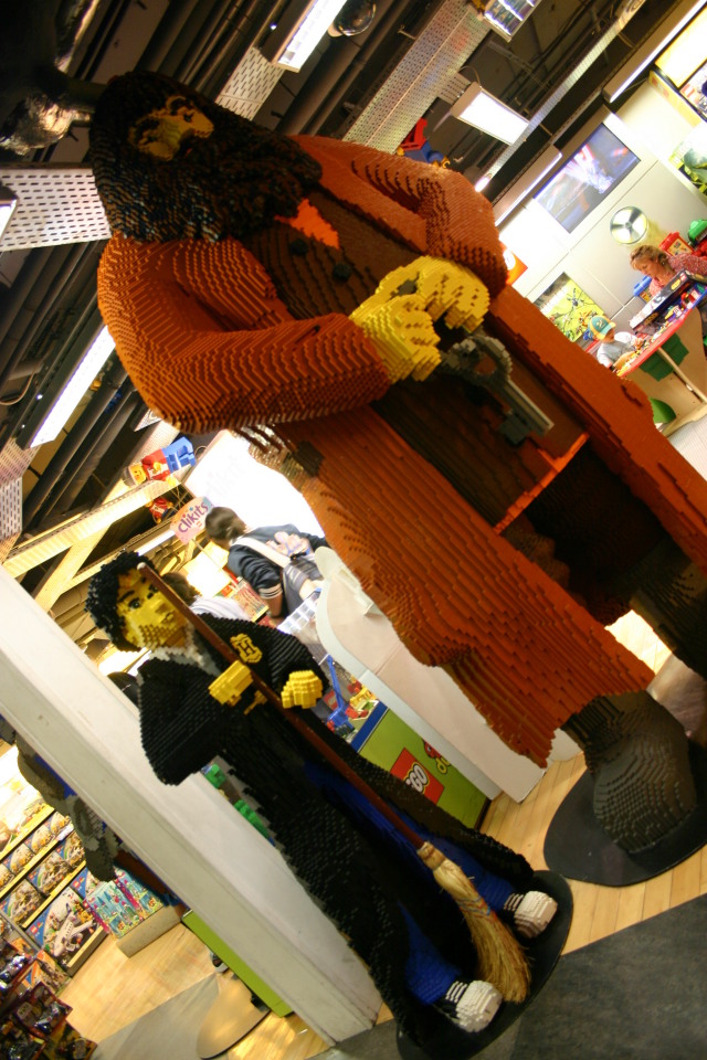 2005-09-08-London-11-Hamleys-toy-store-legos-Hagrid.JPG