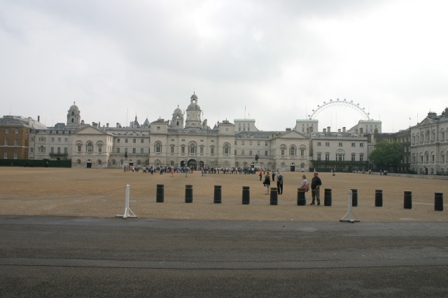 2005-09-10-London-014-changing-of-Queens-Lifeguards-horsemen.JPG
