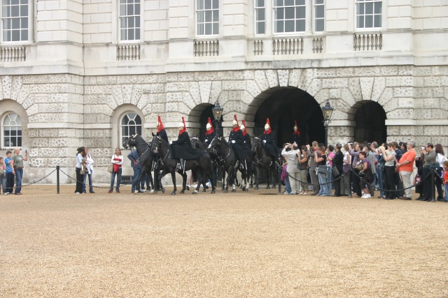 2005-09-10-London-017-changing-of-Queens-Lifeguards-horsemen.JPG