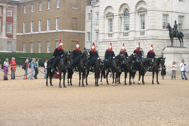 2005-09-10-London-020-changing-of-Queens-Lifeguards-horsemen.JPG