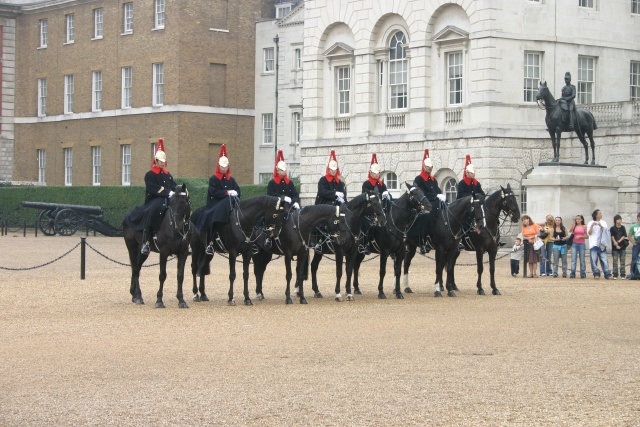 2005-09-10-London-021-changing-of-Queens-Lifeguards-horsemen.JPG