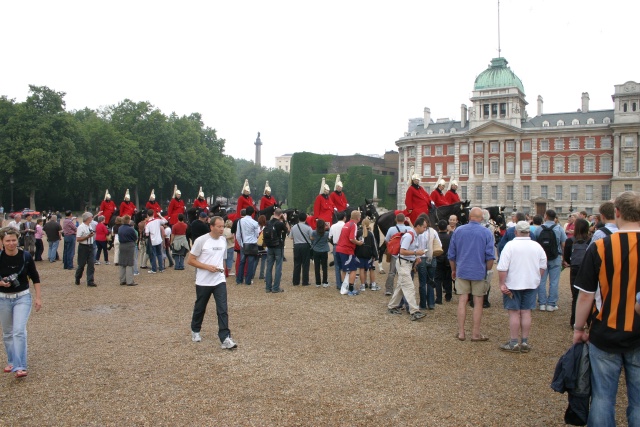 2005-09-10-London-023-changing-of-Queens-Lifeguards-horsemen.JPG