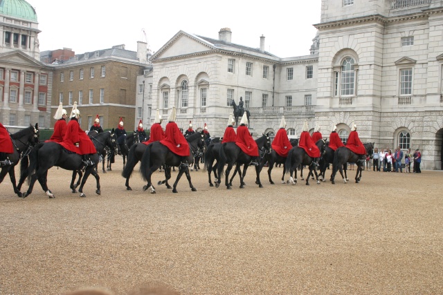 2005-09-10-London-024-changing-of-Queens-Lifeguards-horsemen.JPG