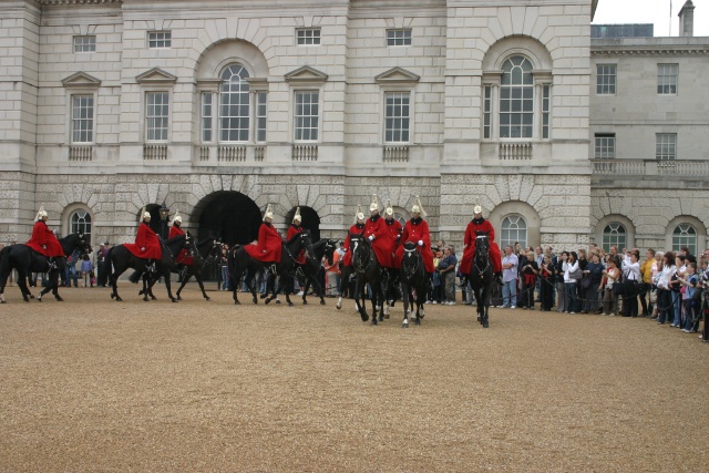 2005-09-10-London-025-changing-of-Queens-Lifeguards-horsemen.JPG