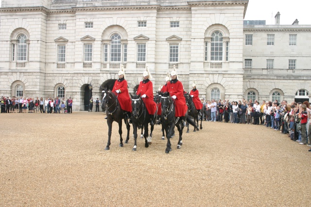 2005-09-10-London-026-changing-of-Queens-Lifeguards-horsemen.JPG