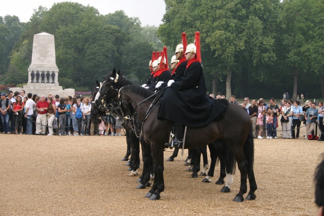 2005-09-10-London-035-changing-of-Queens-Lifeguards-horsemen.JPG