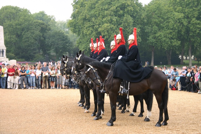 2005-09-10-London-038-changing-of-Queens-Lifeguards-horsemen.JPG