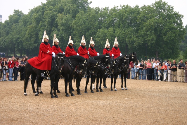 2005-09-10-London-039-changing-of-Queens-Lifeguards-horsemen.JPG