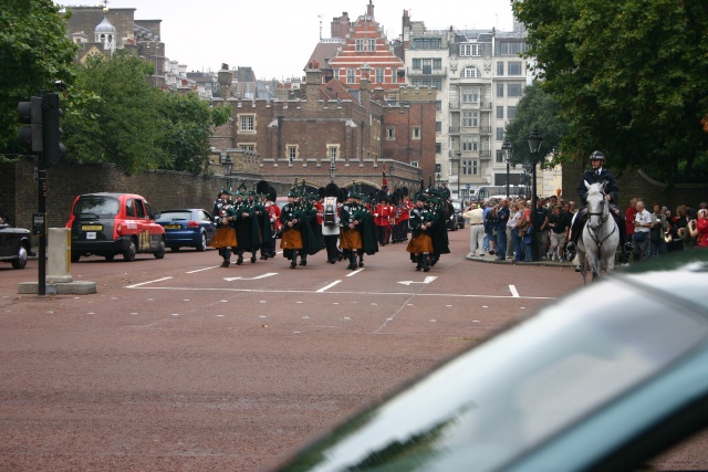 2005-09-10-London-042-changing-of-the-Guards.JPG
