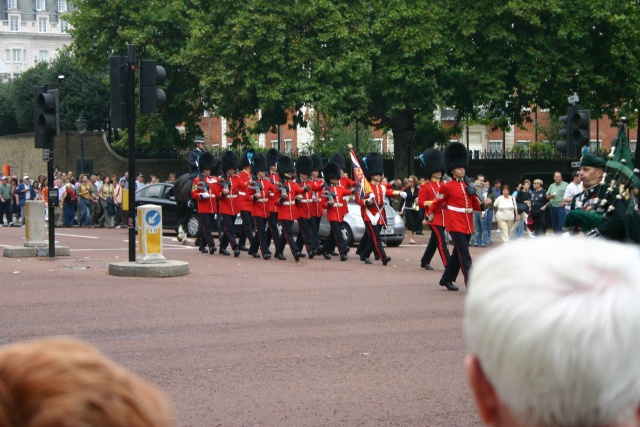2005-09-10-London-044-changing-of-the-Guards.JPG