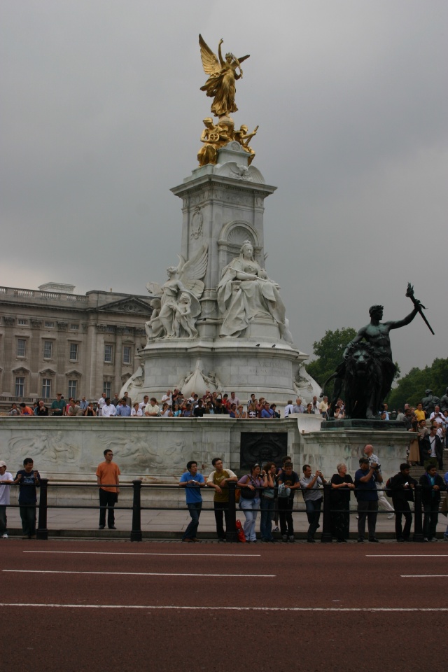2005-09-10-London-049-changing-of-the-Guards.JPG