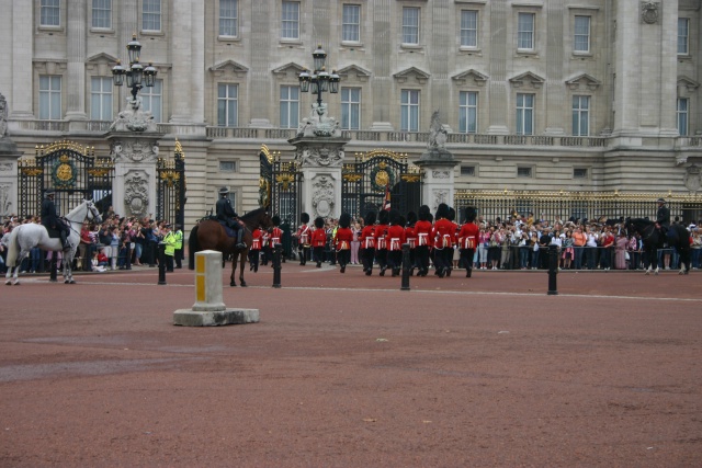2005-09-10-London-055-changing-of-the-Guards.JPG
