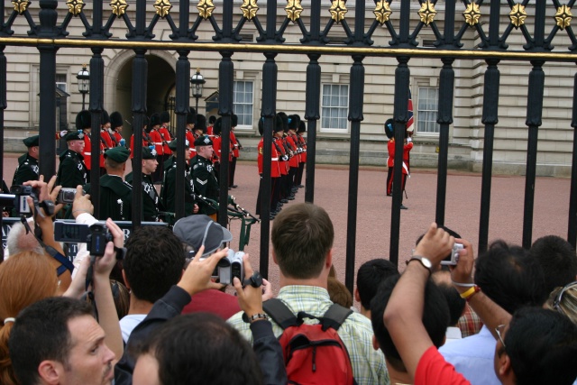 2005-09-10-London-057-changing-of-the-Guards.JPG