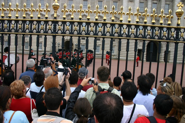 2005-09-10-London-058-changing-of-the-Guards.JPG