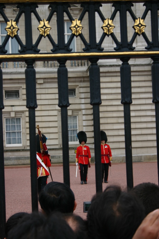 2005-09-10-London-061-changing-of-the-Guards.JPG