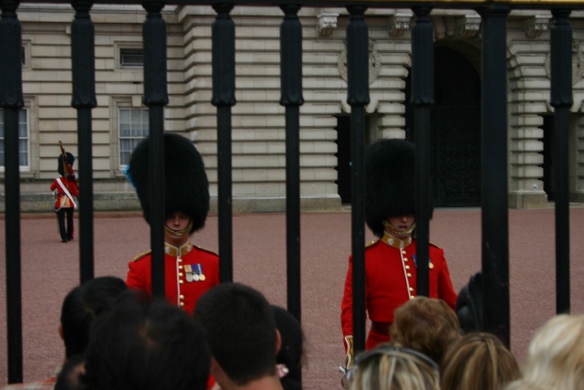 2005-09-10-London-063-changing-of-the-Guards.JPG