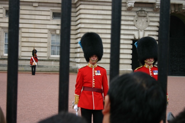 2005-09-10-London-072-changing-of-the-Guards.JPG