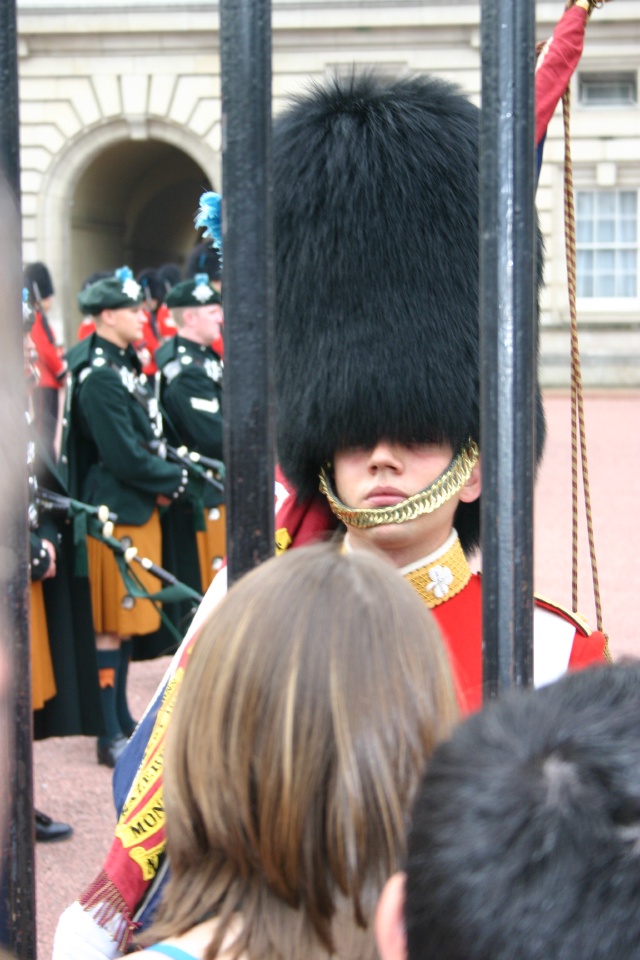 2005-09-10-London-077-changing-of-the-Guards.JPG