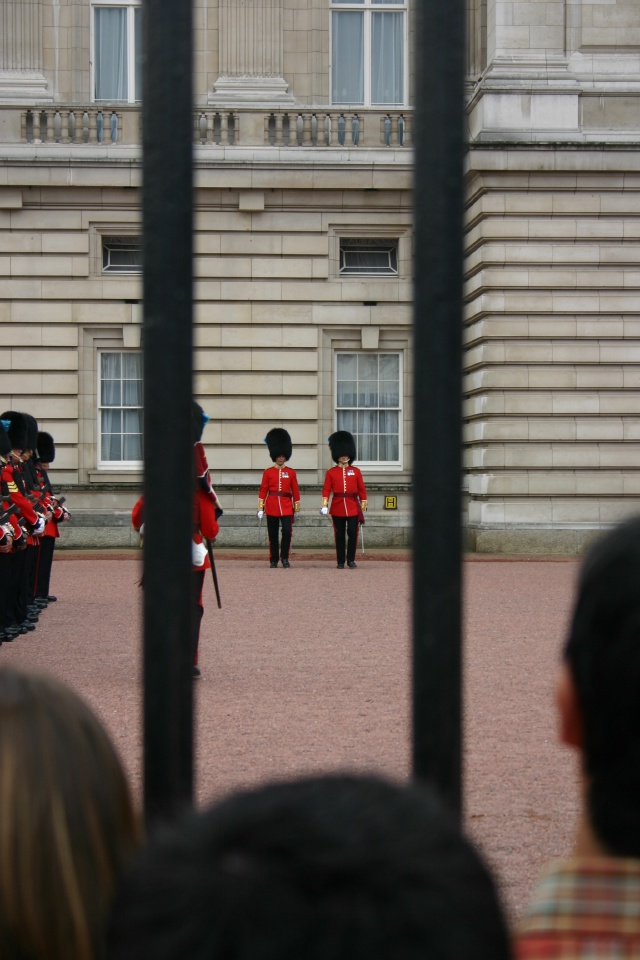 2005-09-10-London-079-changing-of-the-Guards.JPG