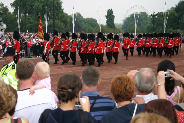 2005-09-10-London-085-changing-of-the-Guards.JPG