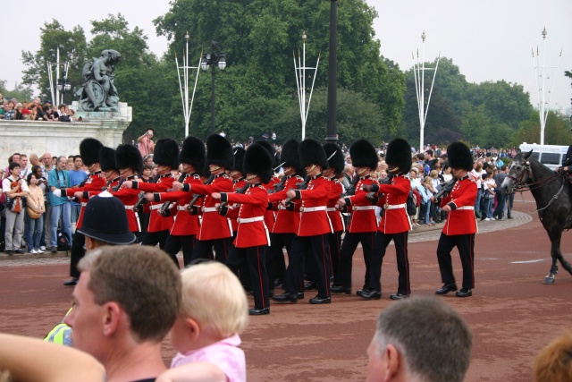 2005-09-10-London-087-changing-of-the-Guards.JPG