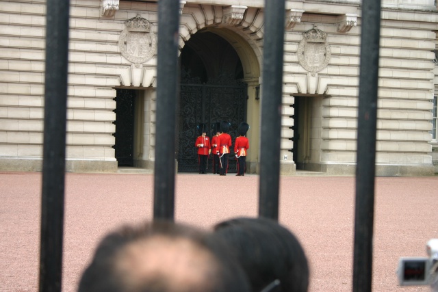 2005-09-10-London-096-changing-of-the-Guards.JPG