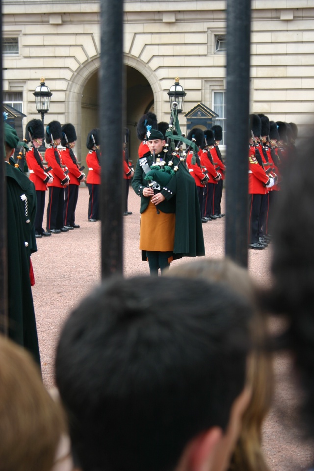 2005-09-10-London-098-changing-of-the-Guards.JPG