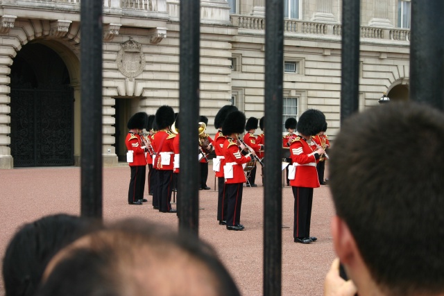 2005-09-10-London-099-changing-of-the-Guards.JPG