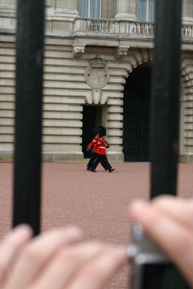2005-09-10-London-103-changing-of-the-Guards.JPG