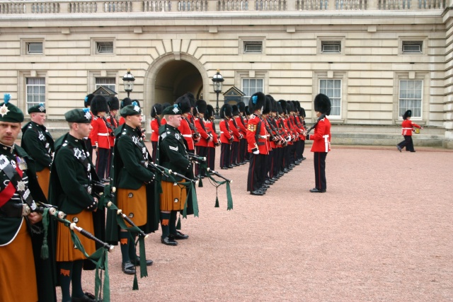 2005-09-10-London-111-changing-of-the-Guards.JPG