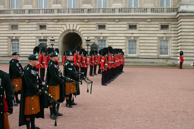 2005-09-10-London-115-changing-of-the-Guards.JPG