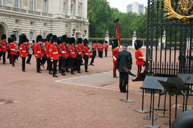 2005-09-10-London-122-changing-of-the-Guards.JPG