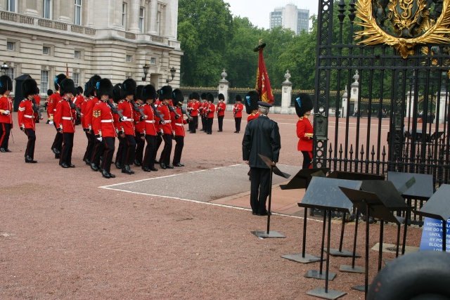 2005-09-10-London-124-changing-of-the-Guards.JPG
