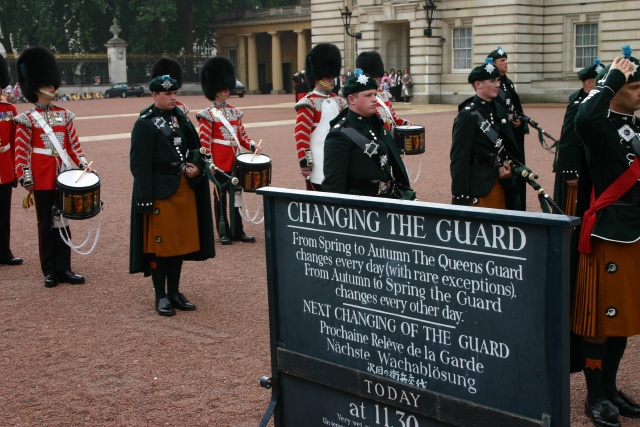 2005-09-10-London-126-changing-of-the-Guards.JPG