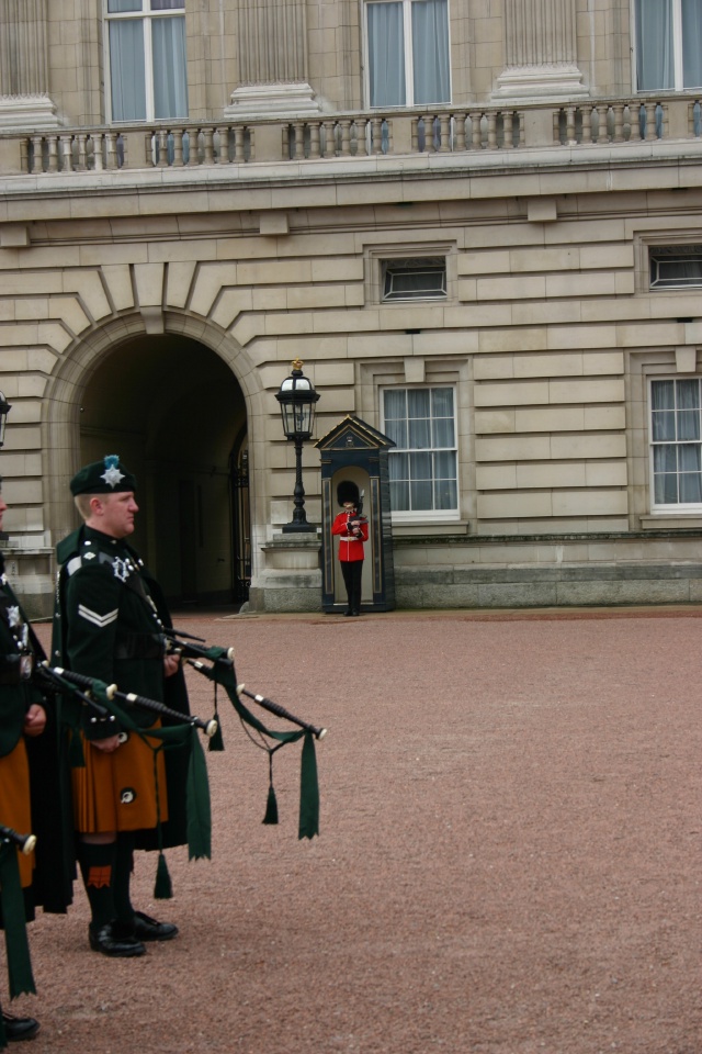 2005-09-10-London-127-changing-of-the-Guards.JPG