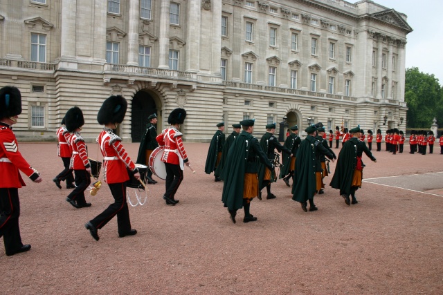 2005-09-10-London-130-changing-of-the-Guards.JPG