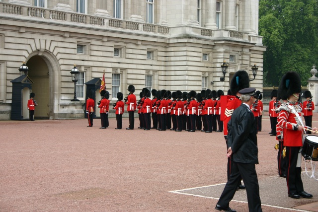 2005-09-10-London-134-changing-of-the-Guards.JPG